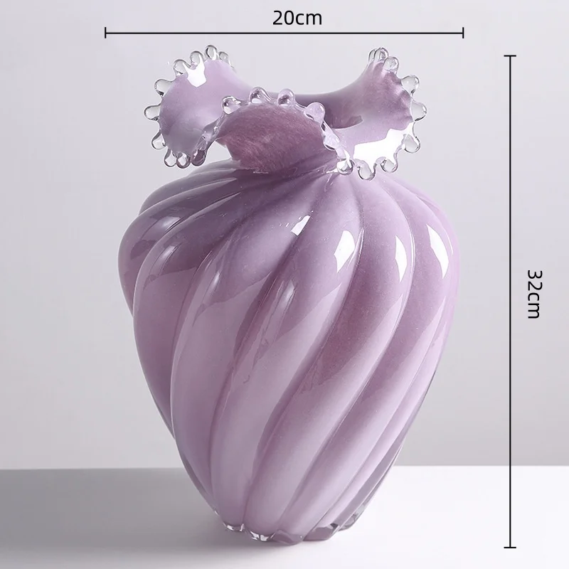 Фиолетовая стеклянная ваза
Фиолетовая стеклянная ваза