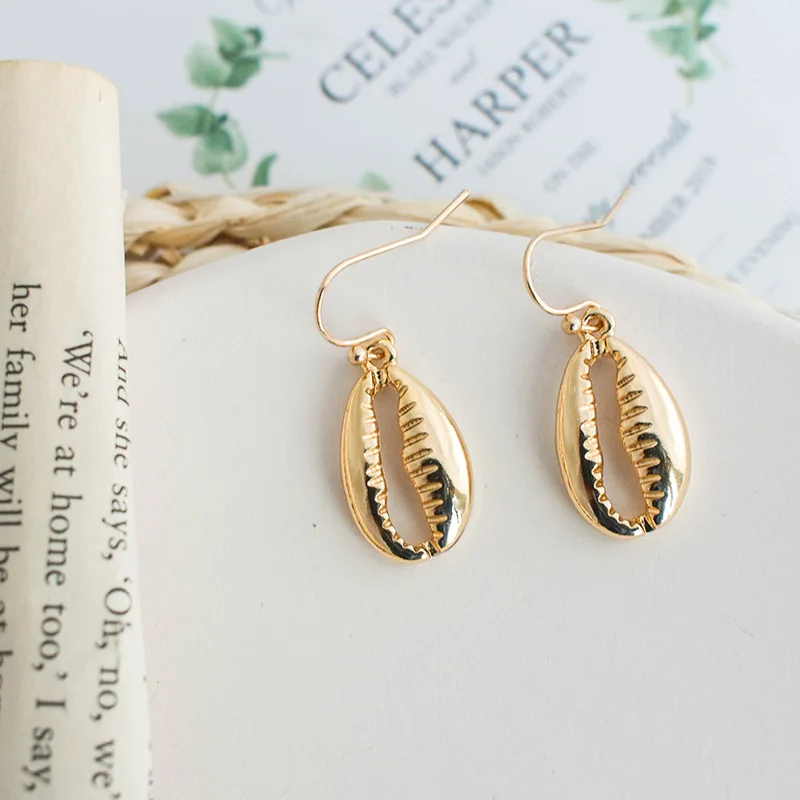 Retro metal fashion earrings female Korean small fresh conch earrings all-match geometric simple earrings stainless steel
Retro metal fashion earrings female Korean small fresh conch earrings all-match geometric simple earrings stainless steel