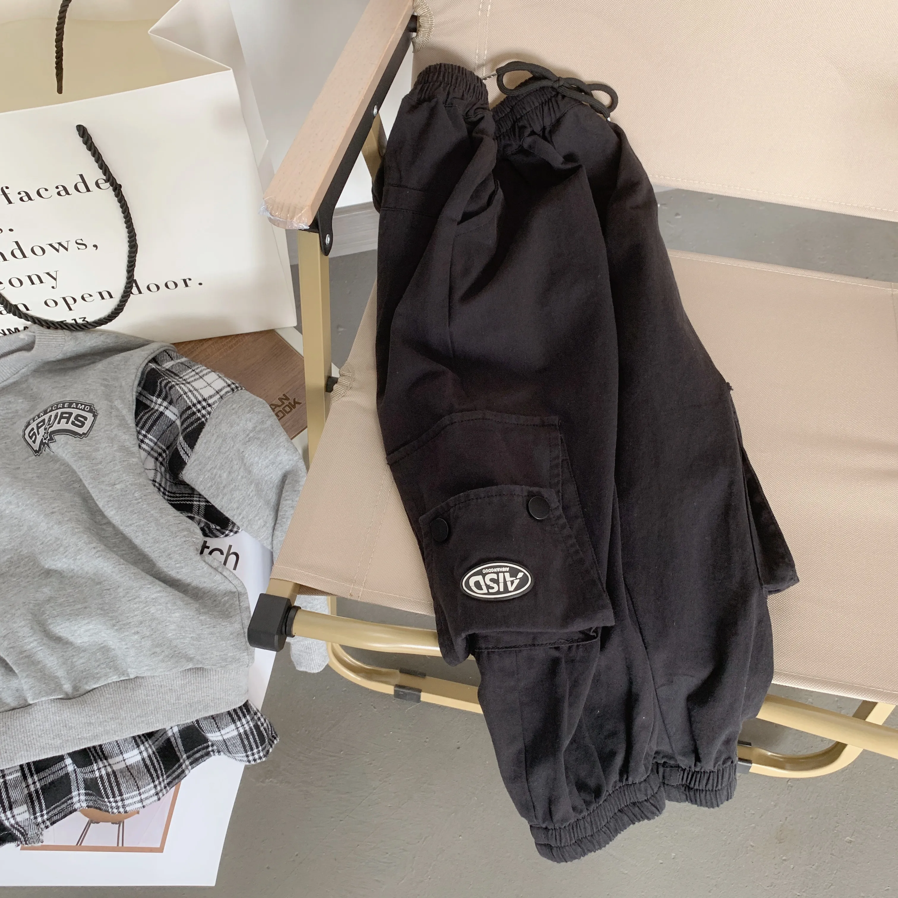 2023 New boys' and children's Working Clothes Pocket Design Pants, High-Quality and Affordable Customized Trousers for Children
2023 New boys' and children's Working Clothes Pocket Design Pants, High-Quality and Affordable Customized Trousers for Children