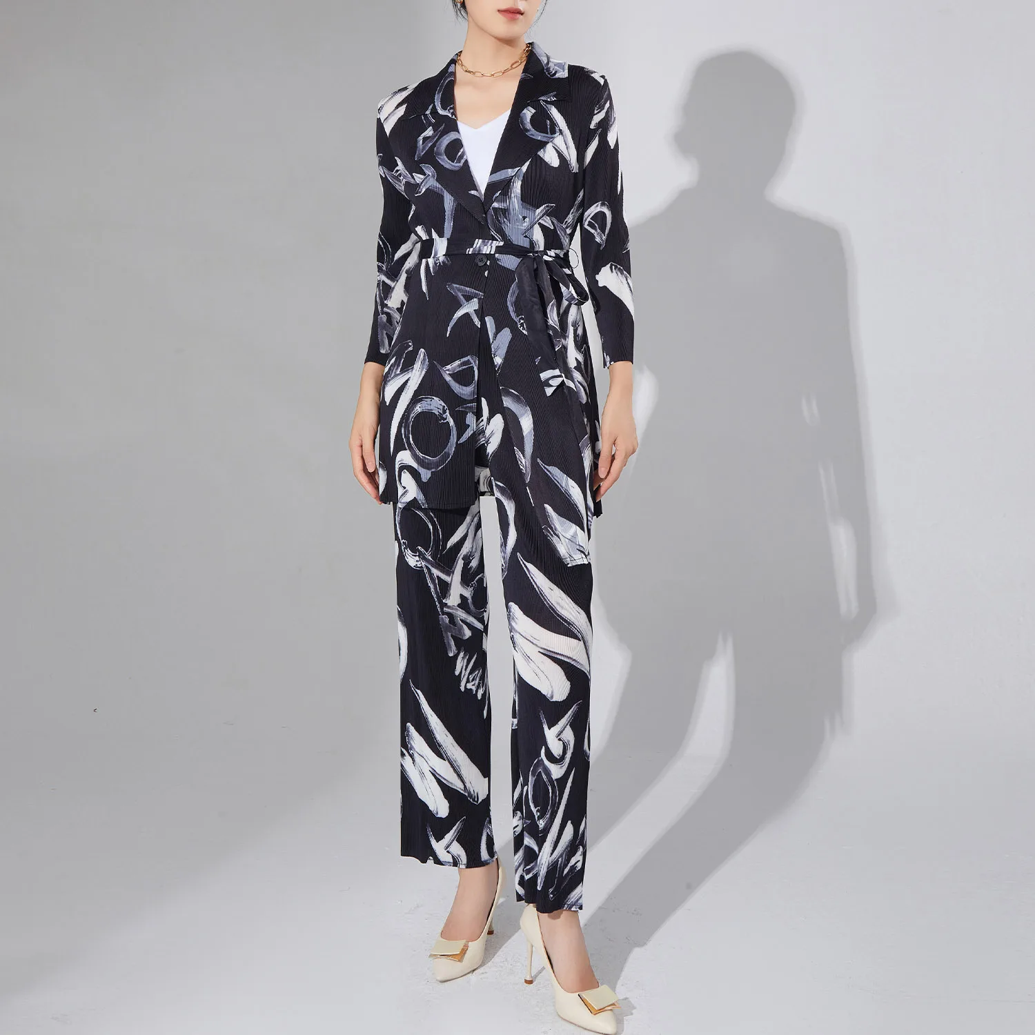 Осень 2023, пальто и прямые брюки, повседневный свободный плиссированный Модный комплект из двух предметов 
Осень 2023, пальто и прямые брюки, повседневный свободный плиссированный Модный комплект из двух предметов