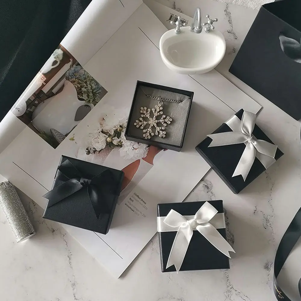 Vintage Portable Necklaces Rings Square Bracelets Gift Box Korean Displays Case Bow Women Jewelry Box
Vintage Portable Necklaces Rings Square Bracelets Gift Box Korean Displays Case Bow Women Jewelry Box