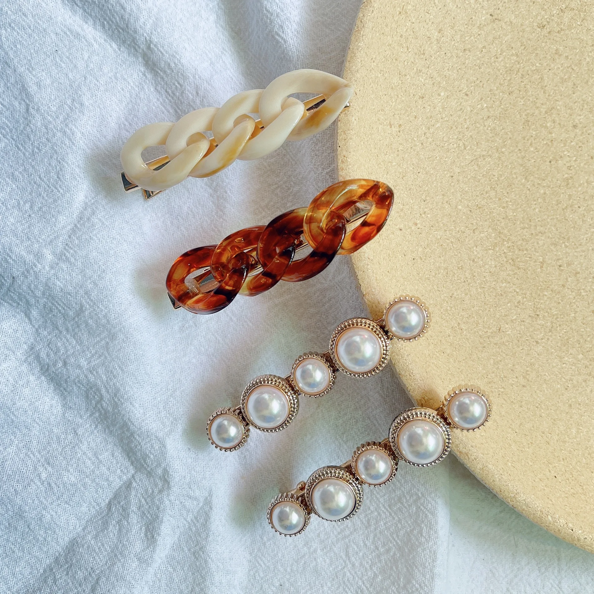 Pearl Hair Clip Vintage Alloy Card Fashion Side Clip New Elegant for Women Girls Gifts Accessories Headwear
Pearl Hair Clip Vintage Alloy Card Fashion Side Clip New Elegant for Women Girls Gifts Accessories Headwear