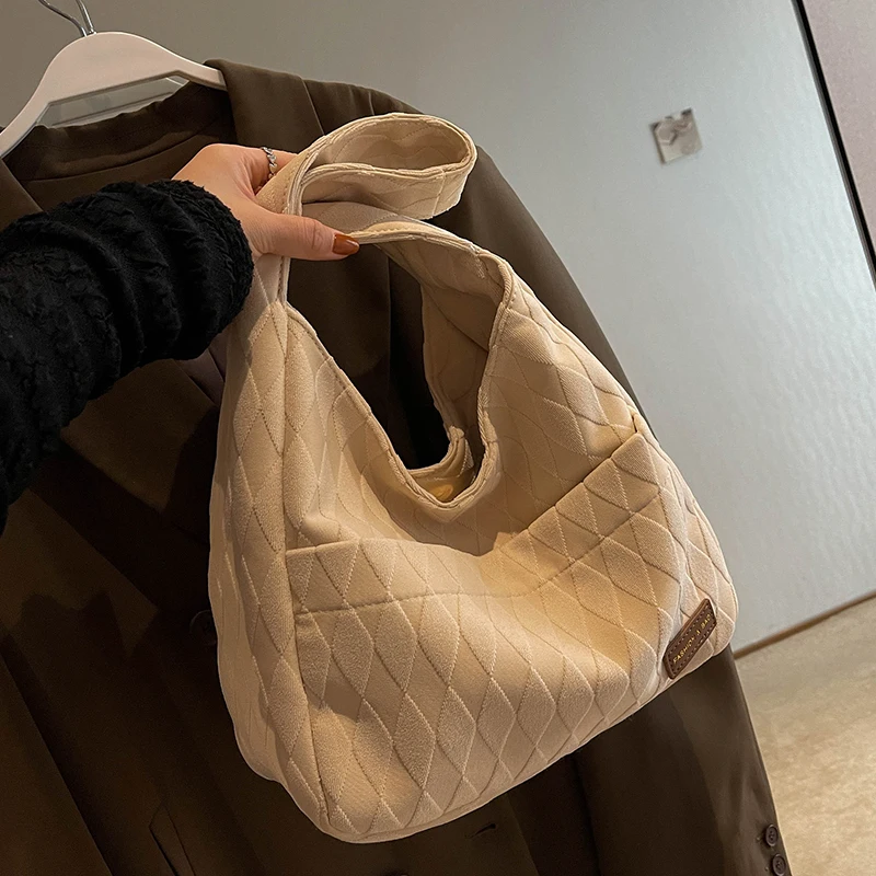 High capacity Flannel handbags for women 2022 Winter soft warm Female bag luxury office tote Messenger Shoulder bag ladies purse
High capacity Flannel handbags for women 2022 Winter soft warm Female bag luxury office tote Messenger Shoulder bag ladies purse