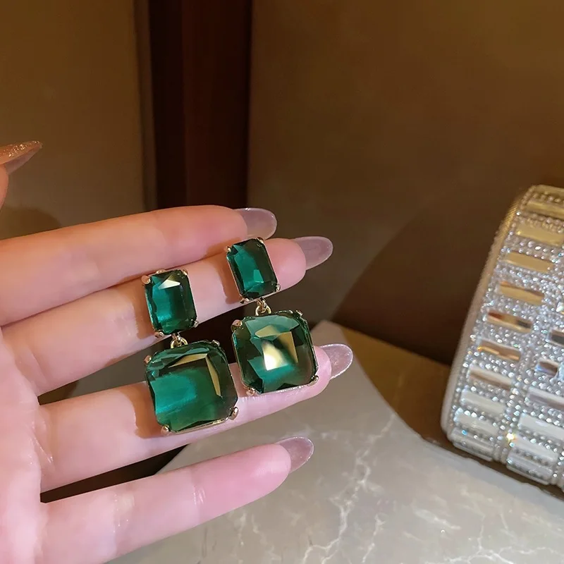 Luxury Green Cubic Zirconia Dangle Earrings for Women Korean New Shiny Rhinestone Geometric Drop Earring Girl Party Jewelry Gift
Luxury Green Cubic Zirconia Dangle Earrings for Women Korean New Shiny Rhinestone Geometric Drop Earring Girl Party Jewelry Gift