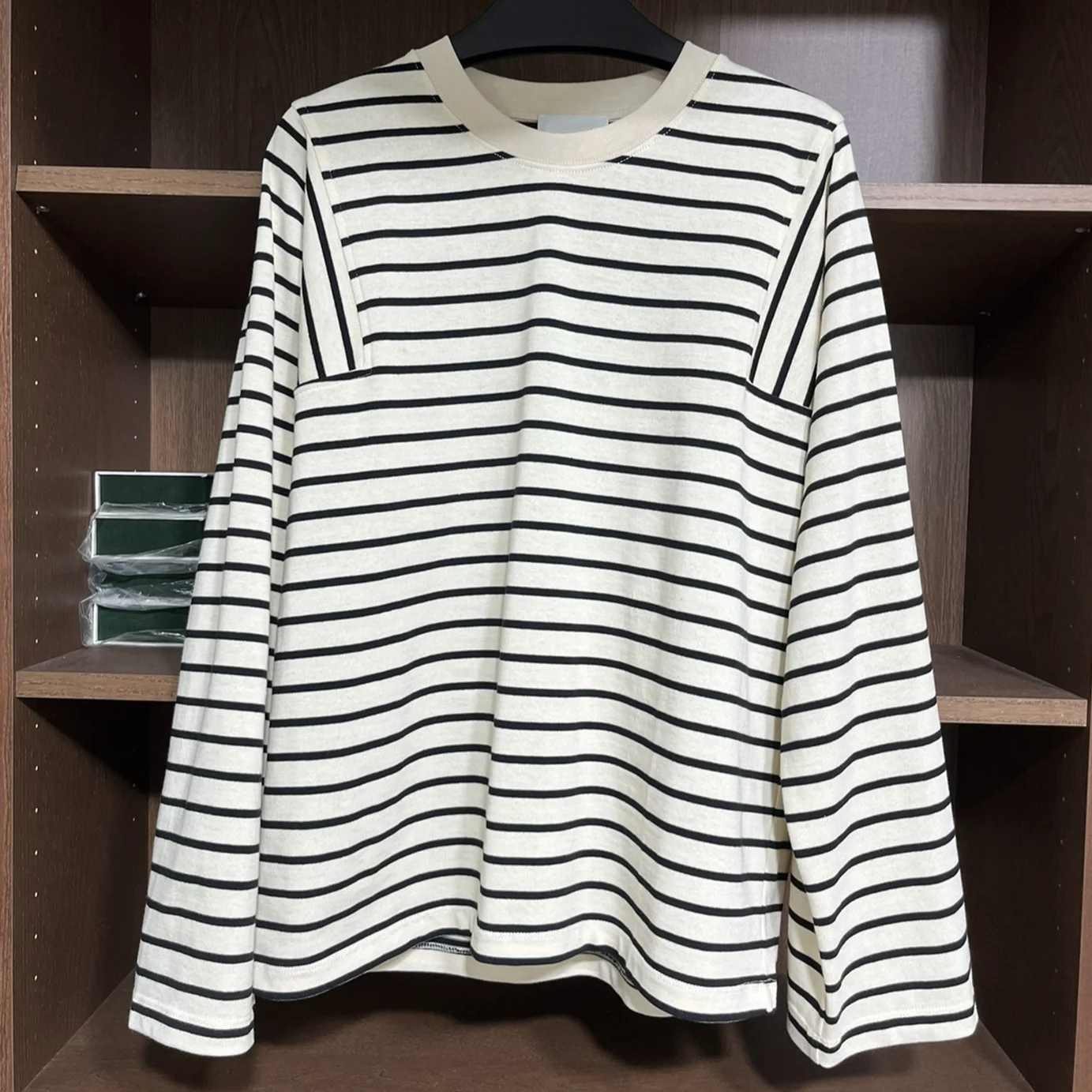 2023 Spring Round Neck Black and casual Striped T-shirt Raglan Sleeve Design Top
2023 Spring Round Neck Black and casual Striped T-shirt Raglan Sleeve Design Top