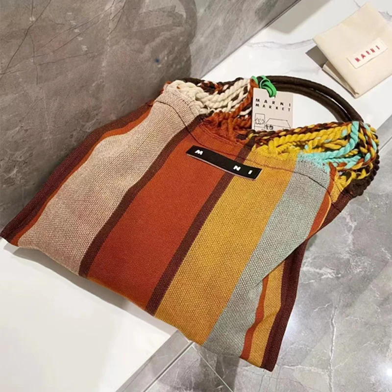 Marni 2023 женская сумка в европейском и американском стиле Лоскутная шерстяная вязаная женская винтажная полосатая холщовая подвесная сумка для кровати S 
Marni 2023 женская сумка в европейском и американском стиле Лоскутная шерстяная вязаная женская винтажная полосатая холщовая подвесная сумка для кровати S