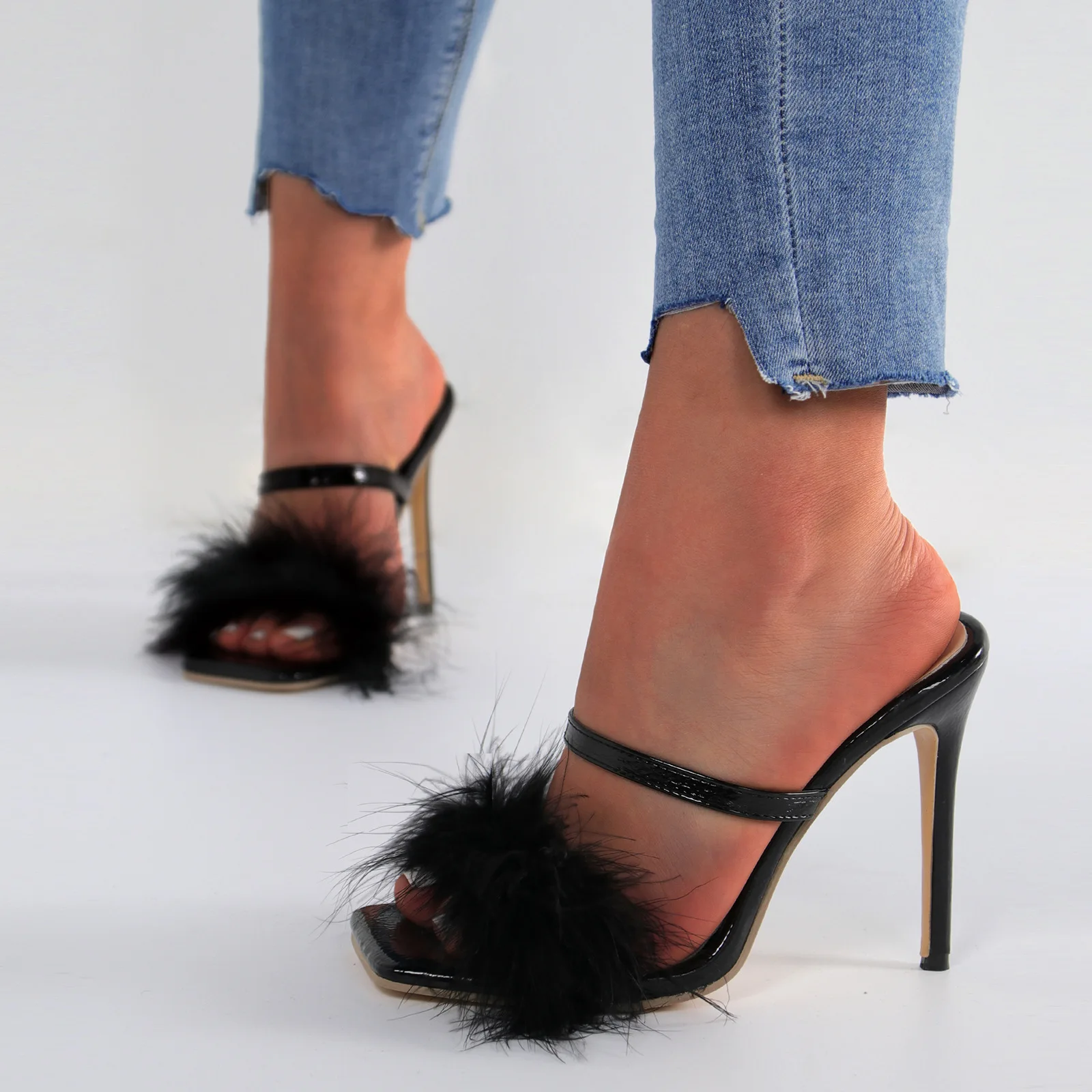 Женские шлепанцы из искусственной кожи, на тонком каблуке, с квадратным носком
Женские шлепанцы из искусственной кожи, на тонком каблуке, с квадратным носком