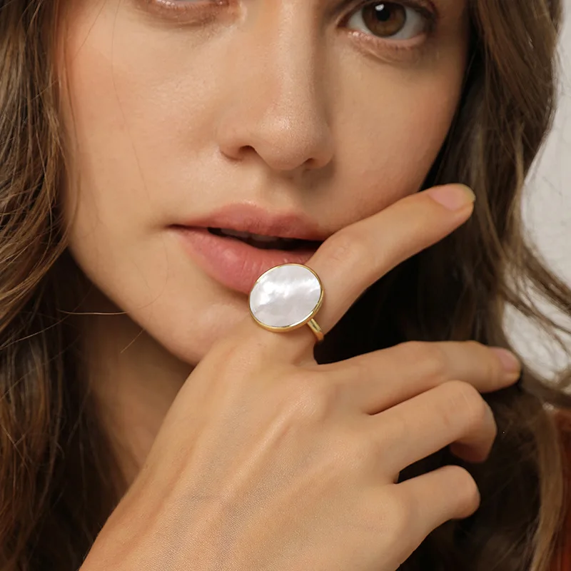 French Retro Simple Natural Shell Stone Round Ring for Woman Fashion Temperament Knuckle Ring Index Finger Ring Girl Jewelry
French Retro Simple Natural Shell Stone Round Ring for Woman Fashion Temperament Knuckle Ring Index Finger Ring Girl Jewelry