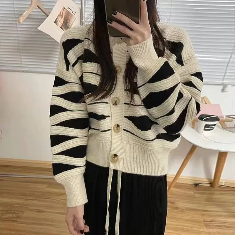 Stripe Sweater Women Cardigan 2023 Autumn Fashion Long Sleeve Knitted Cardigans Lazy Sweater Female Single Breasted Knit Coat
Stripe Sweater Women Cardigan 2023 Autumn Fashion Long Sleeve Knitted Cardigans Lazy Sweater Female Single Breasted Knit Coat