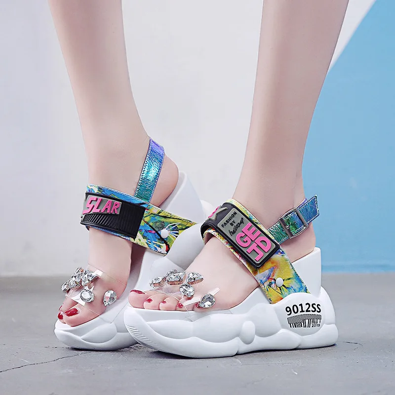 Platform Sandals Women 2020 Summer Rhinestone High Heel Sandals 11CM Wedge Heels Beach Sneakers Crystal Thick Bottom Sillpers 
Platform Sandals Women 2020 Summer Rhinestone High Heel Sandals 11CM Wedge Heels Beach Sneakers Crystal Thick Bottom Sillpers