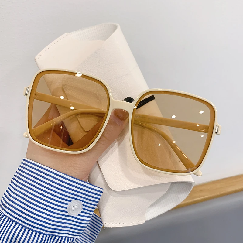 Очки солнцезащитные женские квадратные в стиле оверсайз с градиентом
Очки солнцезащитные женские квадратные в стиле оверсайз с градиентом