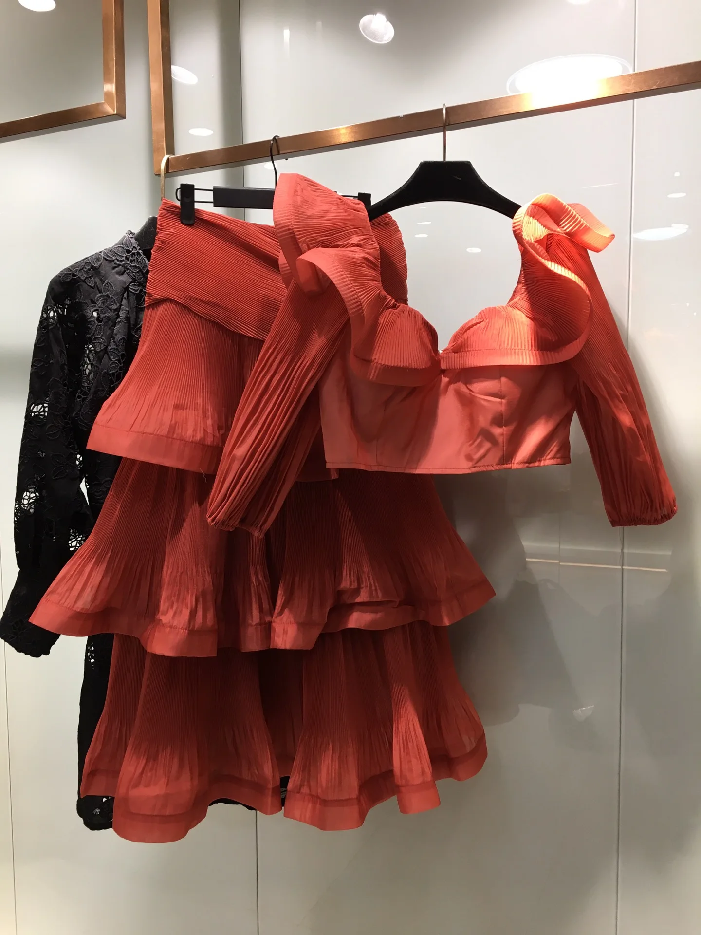 Spring and summer new fashion European style printed high waist top cake skirt hemline half skirt suit
Spring and summer new fashion European style printed high waist top cake skirt hemline half skirt suit