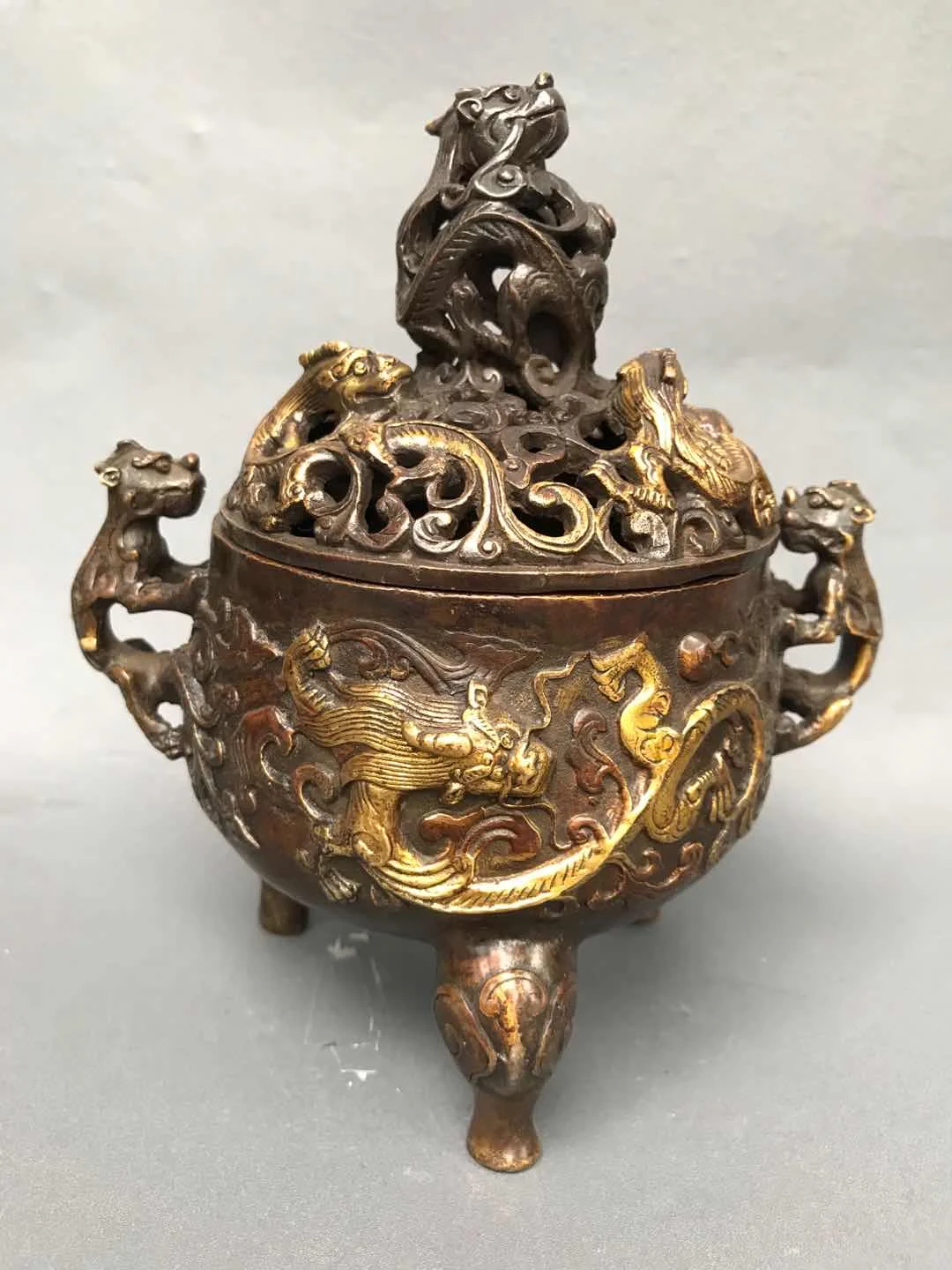 7" Chinese Folk Collection Old Bronze Gilt dragon statue brave troops three-legged incense burner Gather fortune ornament
7" Chinese Folk Collection Old Bronze Gilt dragon statue brave troops three-legged incense burner Gather fortune ornament