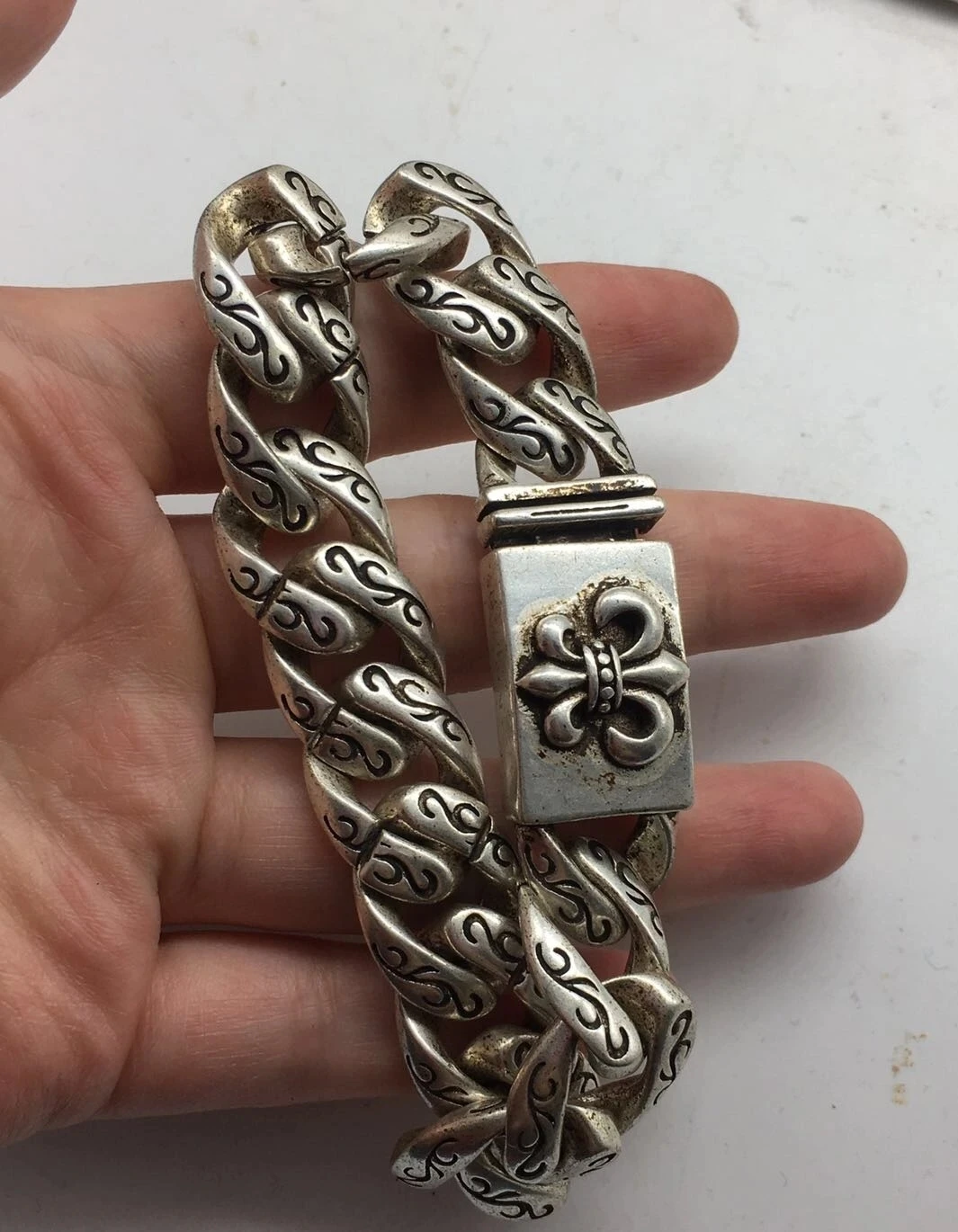 Статуэтка серебряного браслета
Статуэтка серебряного браслета