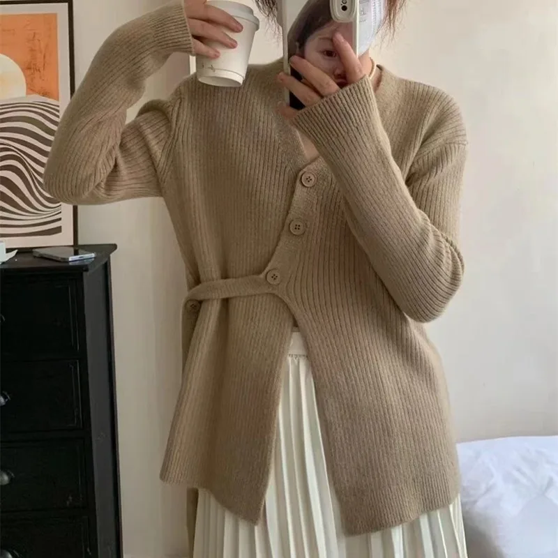 Women's Autumn/Winter V-neck Solid Knitted Vintage Top with Western Style Oblique Button Outward Wear
Women's Autumn/Winter V-neck Solid Knitted Vintage Top with Western Style Oblique Button Outward Wear