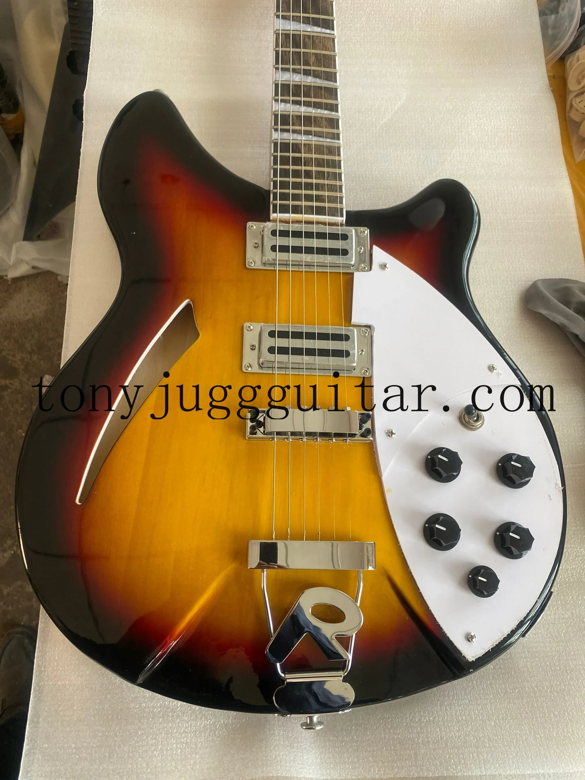 360 6 Strings Vintage Sunburst Semi Hollow Body Electric Guitar R Tailpiece, Rosewood Fingerboard, 5 Knobs, Triangle Pearl Inaly
360 6 Strings Vintage Sunburst Semi Hollow Body Electric Guitar R Tailpiece, Rosewood Fingerboard, 5 Knobs, Triangle Pearl Inaly
