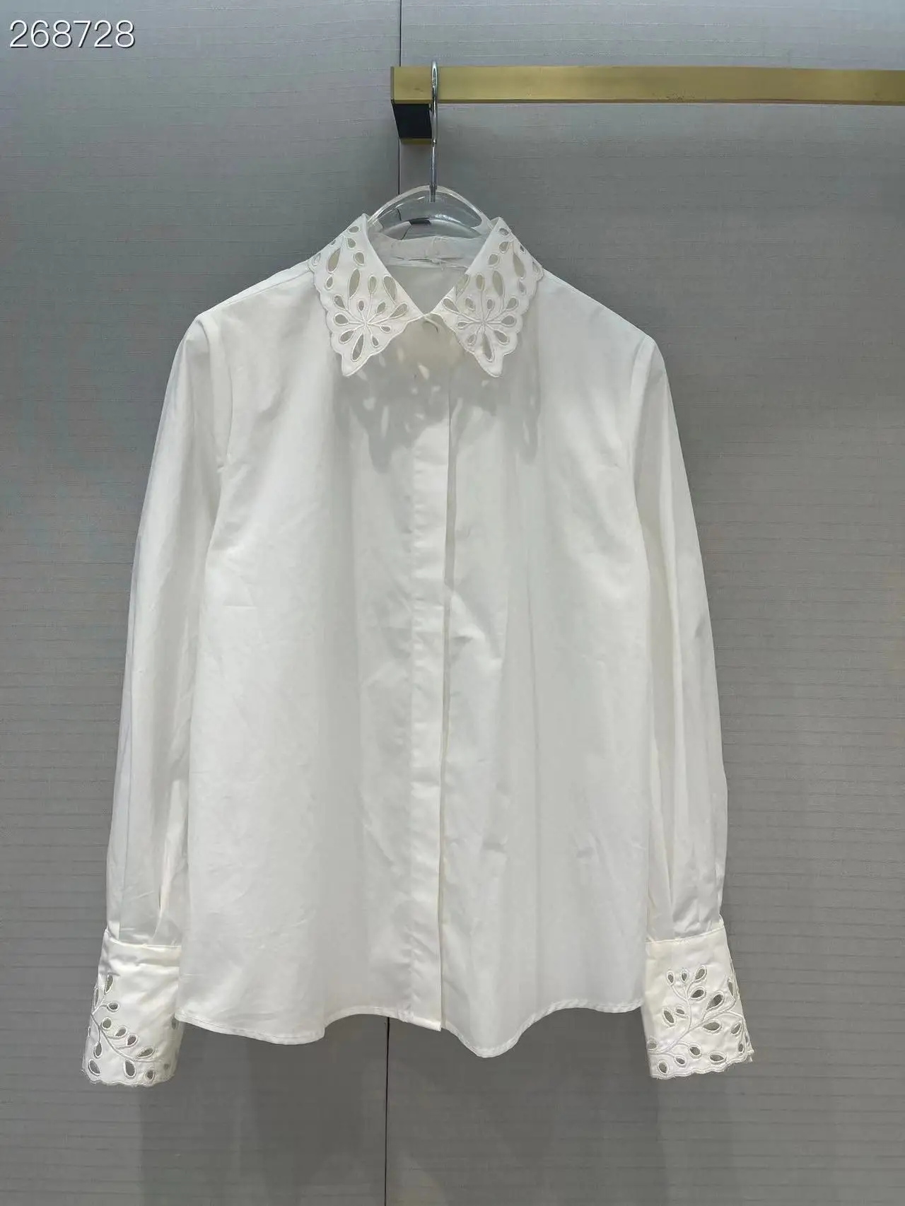 Fyion Fashion Luxury Blouse 2022 Summer New Design Women Runway Solid High Quality Cotton Hollow Out Single Breasted Blouse
Fyion Fashion Luxury Blouse 2022 Summer New Design Women Runway Solid High Quality Cotton Hollow Out Single Breasted Blouse