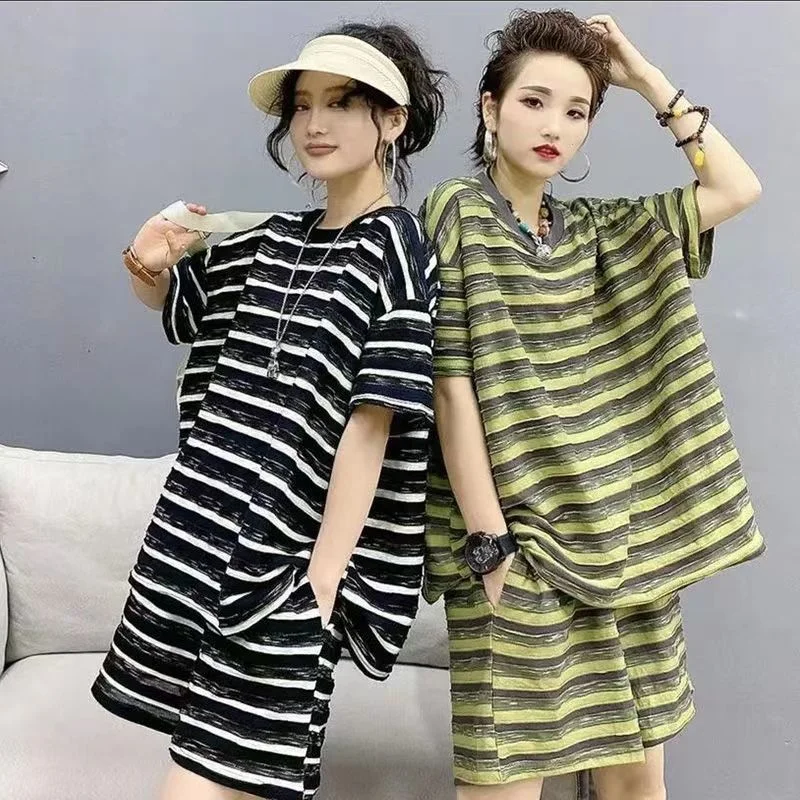 2022 Summer Women Pants Suit Loose Striped Elastic Waist Shorts T-Shirt Two Piece Sports Style Retro Short Sets Women's Clothing
2022 Summer Women Pants Suit Loose Striped Elastic Waist Shorts T-Shirt Two Piece Sports Style Retro Short Sets Women's Clothing