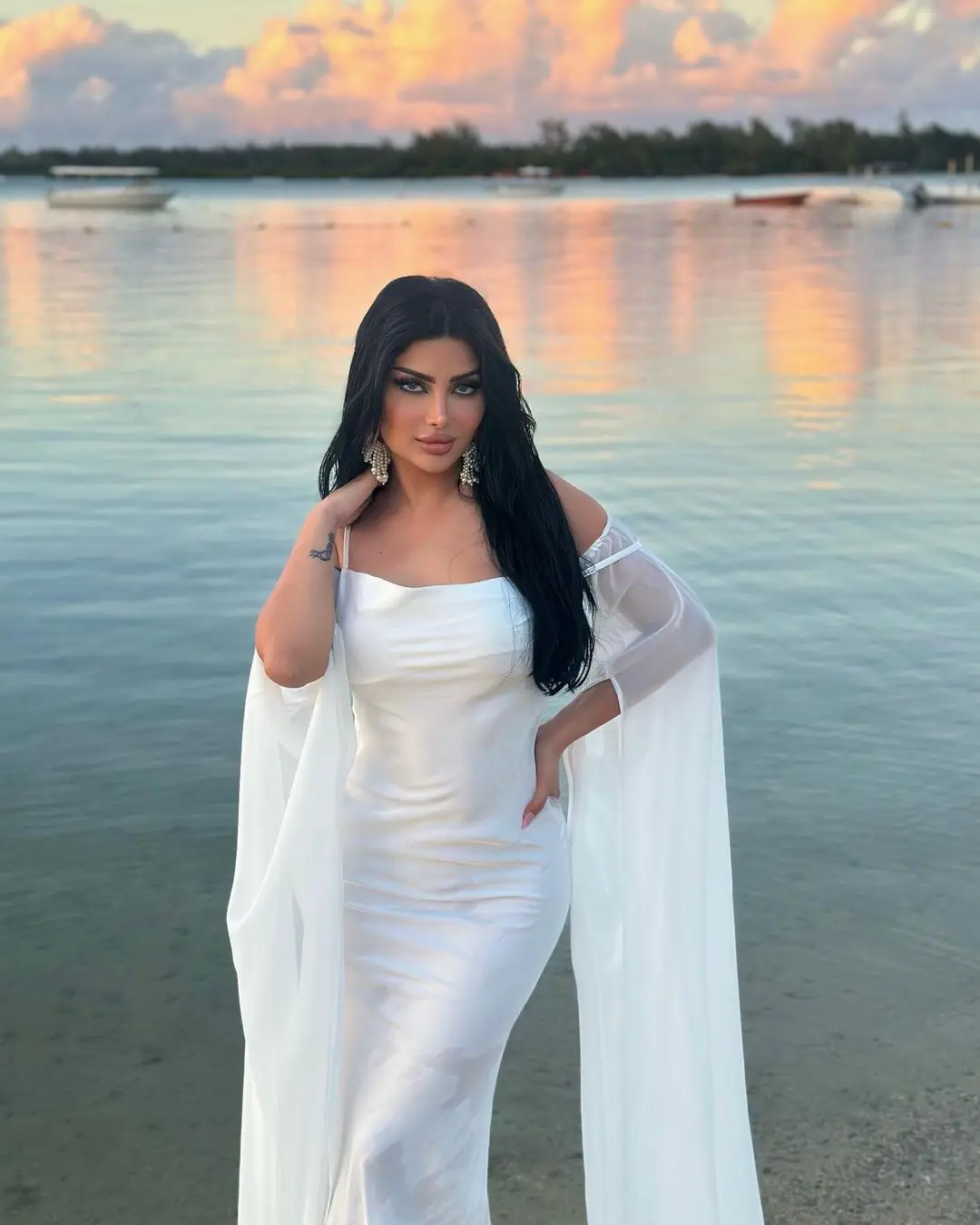 Сказочное женское элегантное тонкое белое коктейльное платье с открытыми плечами
Сказочное женское элегантное тонкое белое коктейльное платье с открытыми плечами