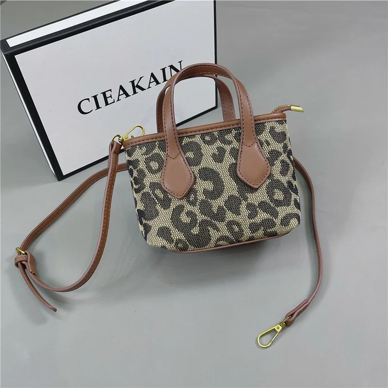 Hot Sale Bag for Female 2022 New Trend High-end Fashion All-match Leopard Print Single Shoulder Messenger Bag Small Handbag Cc
Hot Sale Bag for Female 2022 New Trend High-end Fashion All-match Leopard Print Single Shoulder Messenger Bag Small Handbag Cc