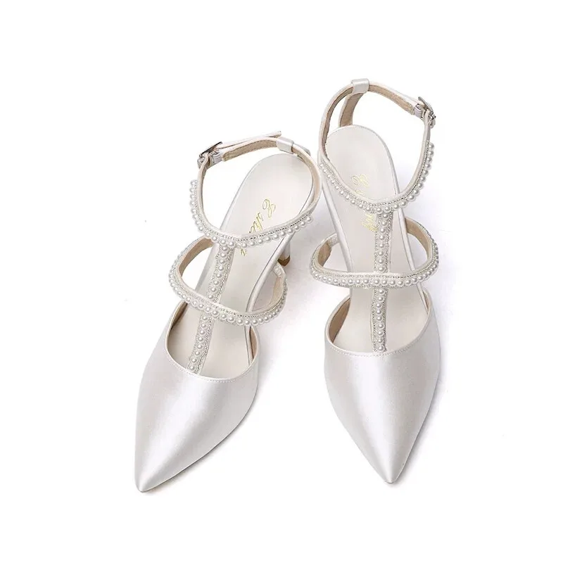Spring and summer silk surface T with pearl pointed head Bridal wedding shoes Slim high heel banquet dress large female sandals
Spring and summer silk surface T with pearl pointed head Bridal wedding shoes Slim high heel banquet dress large female sandals
