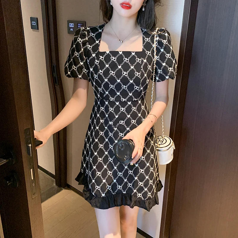 Summer New High-End Temperament Retro Square Neck Black And White Heavy Industry Embroidery Skirt Irregular Short Sleeved Dress
Summer New High-End Temperament Retro Square Neck Black And White Heavy Industry Embroidery Skirt Irregular Short Sleeved Dress