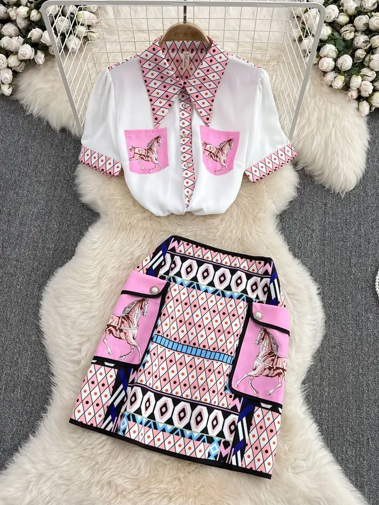 Женский модельный комплект из 2 предметов, блузка с коротким рукавом и геометрическим принтом лошадей и юбка А-силуэта на пуговицах с карман...
Женский модельный комплект из 2 предметов, блузка с коротким рукавом и геометрическим принтом лошадей и юбка А-силуэта на пуговицах с карман...