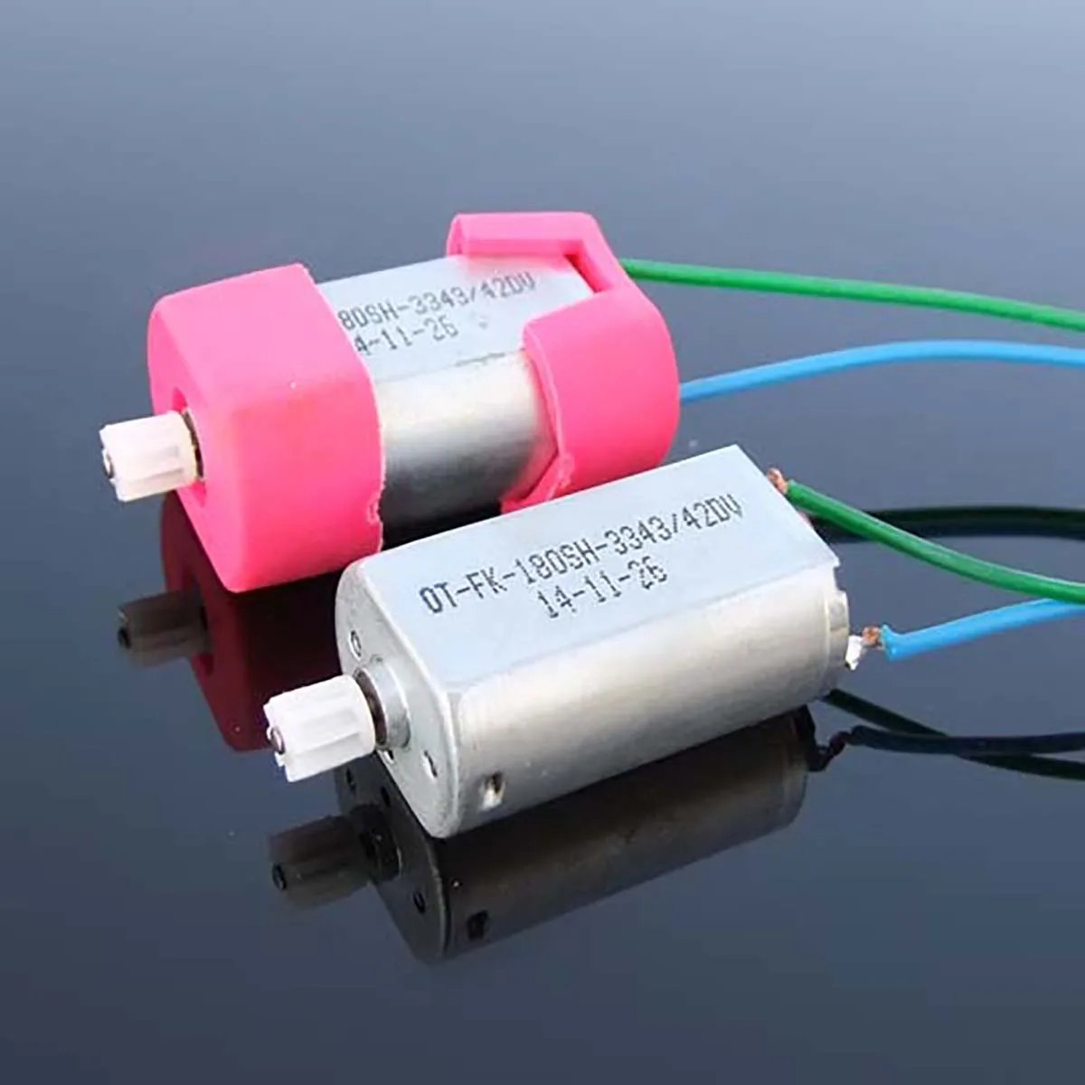 1Pc A1 Strong Magnetic High-speed Carbon Brush 180 Motor DC Motor High Torque Toy Motor with 104 Capacitor Car Model Boat Model
1Pc A1 Strong Magnetic High-speed Carbon Brush 180 Motor DC Motor High Torque Toy Motor with 104 Capacitor Car Model Boat Model