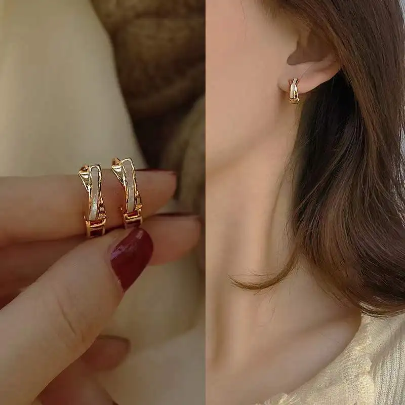 Trendy Gold Cross Fritillaria Shell Hoop Earrings for Women Autumn And Winter Korean Fashion Jewelry Temperament Ear Buckle Gift
Trendy Gold Cross Fritillaria Shell Hoop Earrings for Women Autumn And Winter Korean Fashion Jewelry Temperament Ear Buckle Gift