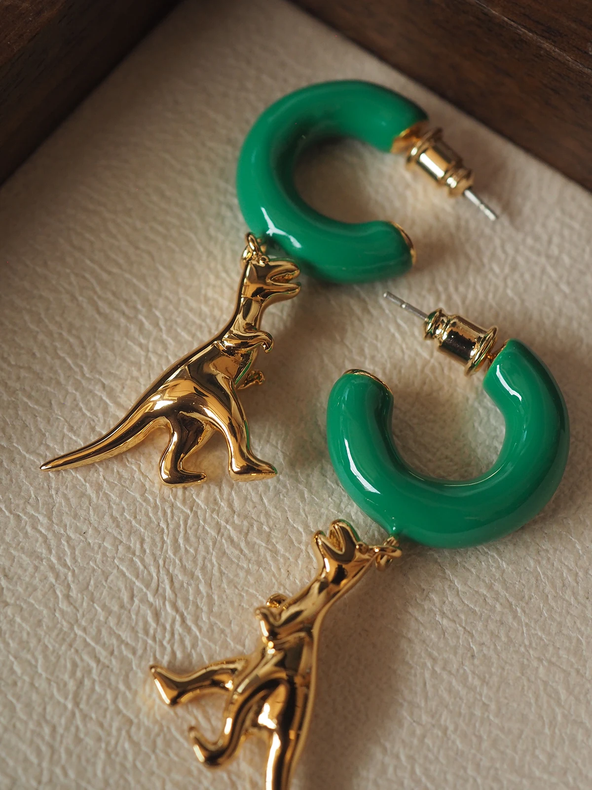 French medieval European and American style retro green ring small dinosaur earrings
French medieval European and American style retro green ring small dinosaur earrings