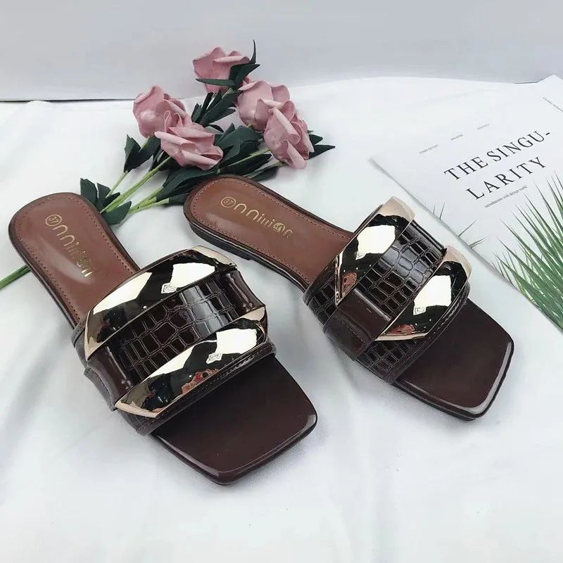 2022 Slippers Women Flip Flop Summer Casual Flip Flops Indoor Metal Decoration Slides Female Shoes Fashion Outside Flip-flops
2022 Slippers Women Flip Flop Summer Casual Flip Flops Indoor Metal Decoration Slides Female Shoes Fashion Outside Flip-flops