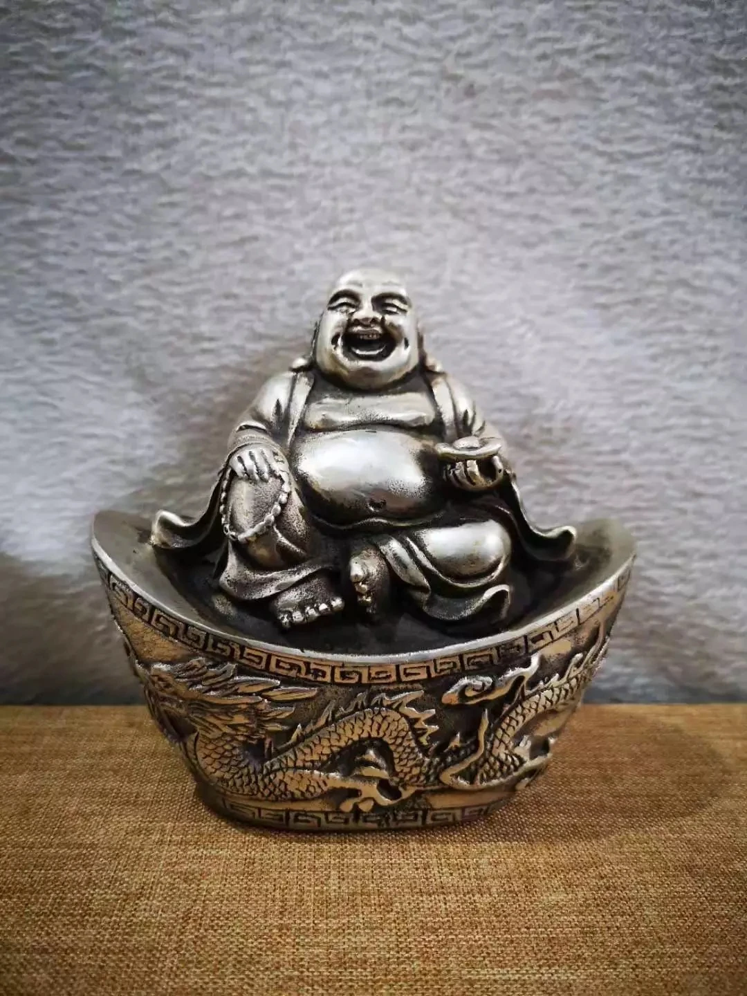 Estatua China budista miao risa feliz de Maitreya plata Buda fengshui Yuanbao riqueza metal artesanía.
Estatua China budista miao risa feliz de Maitreya plata Buda fengshui Yuanbao riqueza metal artesanía.