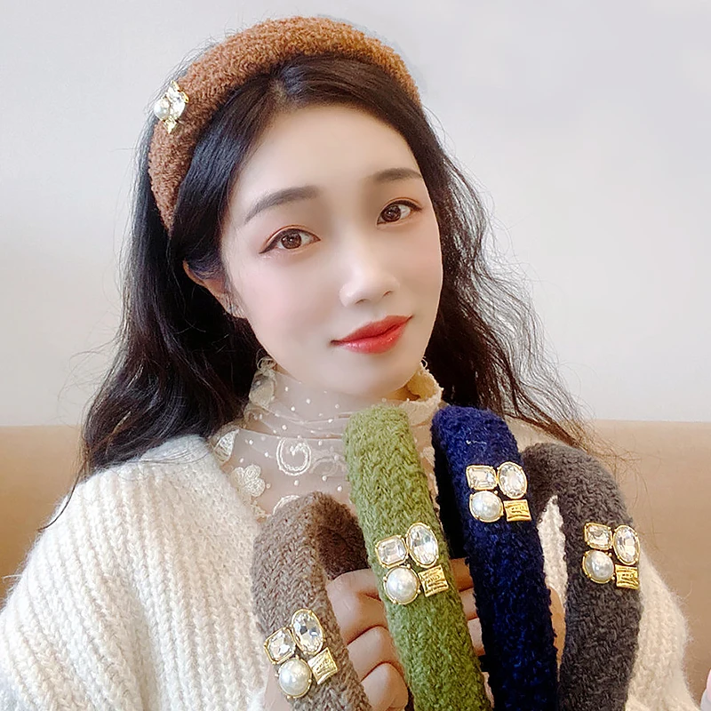 1pc Girls Rhinestones Pearl Lambswool Plush HairBand Solid Color Autumn Winter Warm New Cute Wide Temperament Gentle Accessories
1pc Girls Rhinestones Pearl Lambswool Plush HairBand Solid Color Autumn Winter Warm New Cute Wide Temperament Gentle Accessories