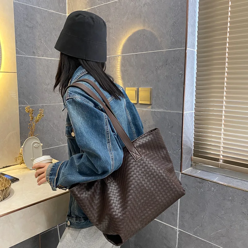 2022 Fashion woven bag luxury designer handbag brand women large capacity tote bag lady shoulder bags PU Bolsos grandes mujer
2022 Fashion woven bag luxury designer handbag brand women large capacity tote bag lady shoulder bags PU Bolsos grandes mujer