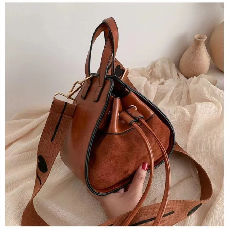 Small Women's Bucket Bags Female Shoulder Casual Leather for Lady Designer 2022 Brand Handbags Lady PU Crossbody Drawstring Bag
Small Women's Bucket Bags Female Shoulder Casual Leather for Lady Designer 2022 Brand Handbags Lady PU Crossbody Drawstring Bag