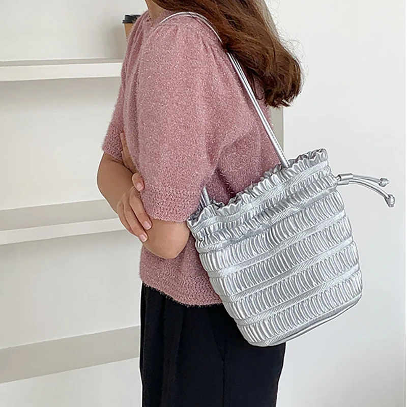 Richme Fashion Wrinkled Women's Bag 2023 Trend New Design Soft PU Ladies Bucket Shoulder Bag Korean Style Elegant Bolso Mujer
Richme Fashion Wrinkled Women's Bag 2023 Trend New Design Soft PU Ladies Bucket Shoulder Bag Korean Style Elegant Bolso Mujer
