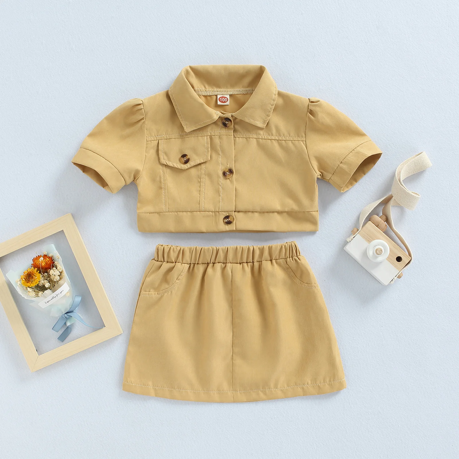 Детский комплект из двух предметов для девочек, топ с коротким рукавом и юбка, повседневный стиль, карманы с лацканами, эластичная талия, лет... 
Детский комплект из двух предметов для девочек, топ с коротким рукавом и юбка, повседневный стиль, карманы с лацканами, эластичная талия, лет...