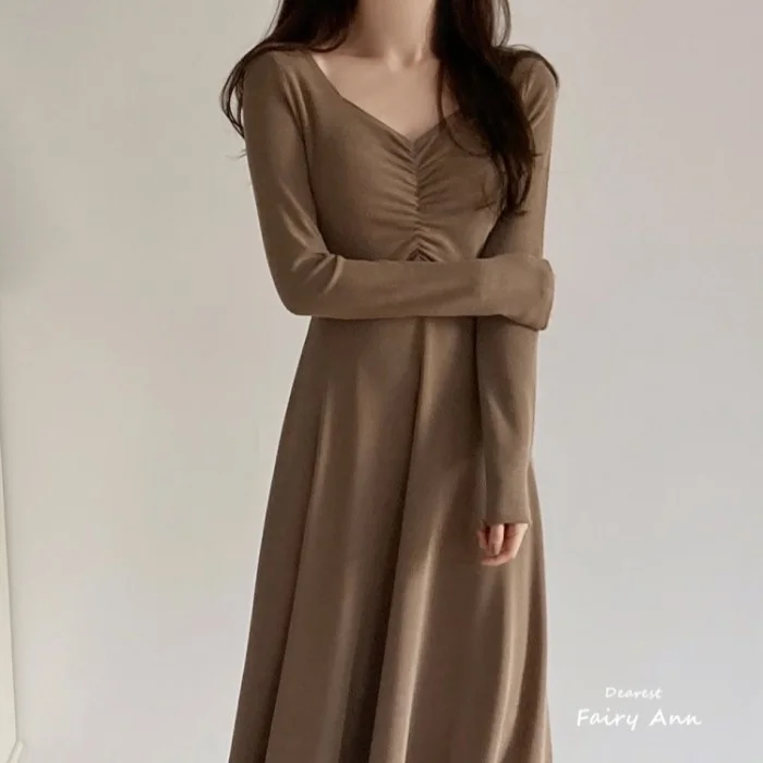 Women's Dress Korean High Sense Design Sense Pleated V-neck Knitted Dress Cold Wind
Women's Dress Korean High Sense Design Sense Pleated V-neck Knitted Dress Cold Wind