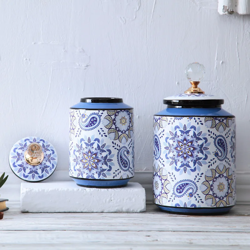 Simple christmas European style blue and white porcelain storage tank decoration
Simple christmas European style blue and white porcelain storage tank decoration