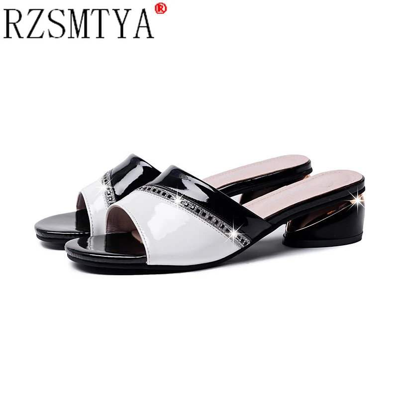 Mid-heel Slippers Women's Outer Wear Comfortable Mother Shoes 2022 Summer New Soft Leather Thick Heel Size 43
Mid-heel Slippers Women's Outer Wear Comfortable Mother Shoes 2022 Summer New Soft Leather Thick Heel Size 43