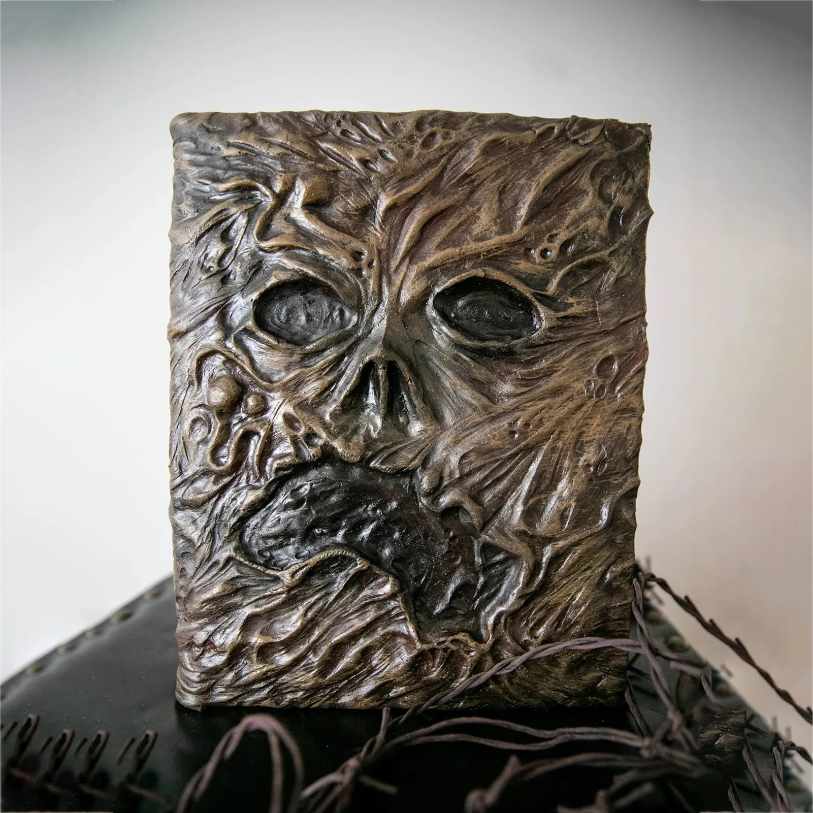 2022 Necronomicon Evil Dead Book Resin Notebook Decorations Horror Movie Prop Gifts Dead Spellbook for Home Desktop Decor
2022 Necronomicon Evil Dead Book Resin Notebook Decorations Horror Movie Prop Gifts Dead Spellbook for Home Desktop Decor
