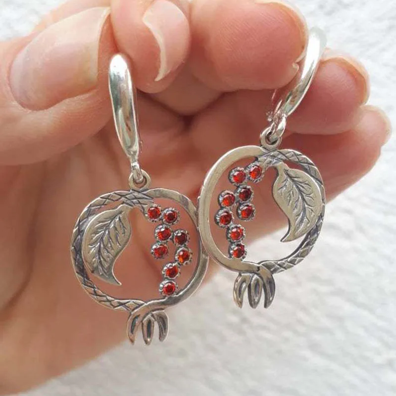 Boho Creative Plant Leaves Red Rhinestone Earrings for Women Ethnic Statement Silver Color Hollow Metal Drop Dangle Gifts
Boho Creative Plant Leaves Red Rhinestone Earrings for Women Ethnic Statement Silver Color Hollow Metal Drop Dangle Gifts