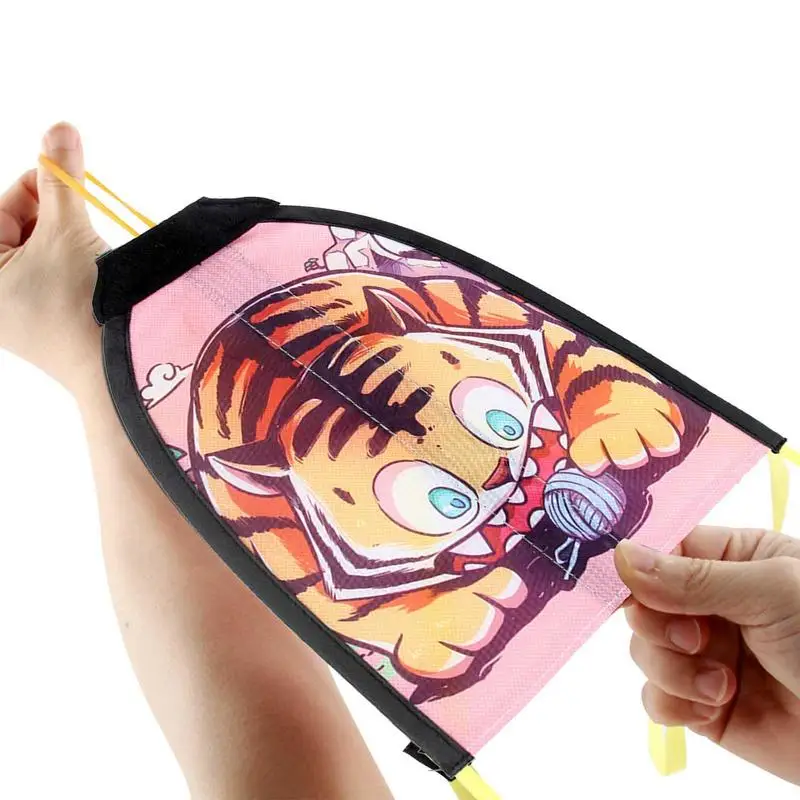 Mini Slingshot Kite Outdoor Sports Toys For Kids Children's Cartoon Outdoor Catapult Kite Toy Hand-held Elastic Kite Finger
Mini Slingshot Kite Outdoor Sports Toys For Kids Children's Cartoon Outdoor Catapult Kite Toy Hand-held Elastic Kite Finger