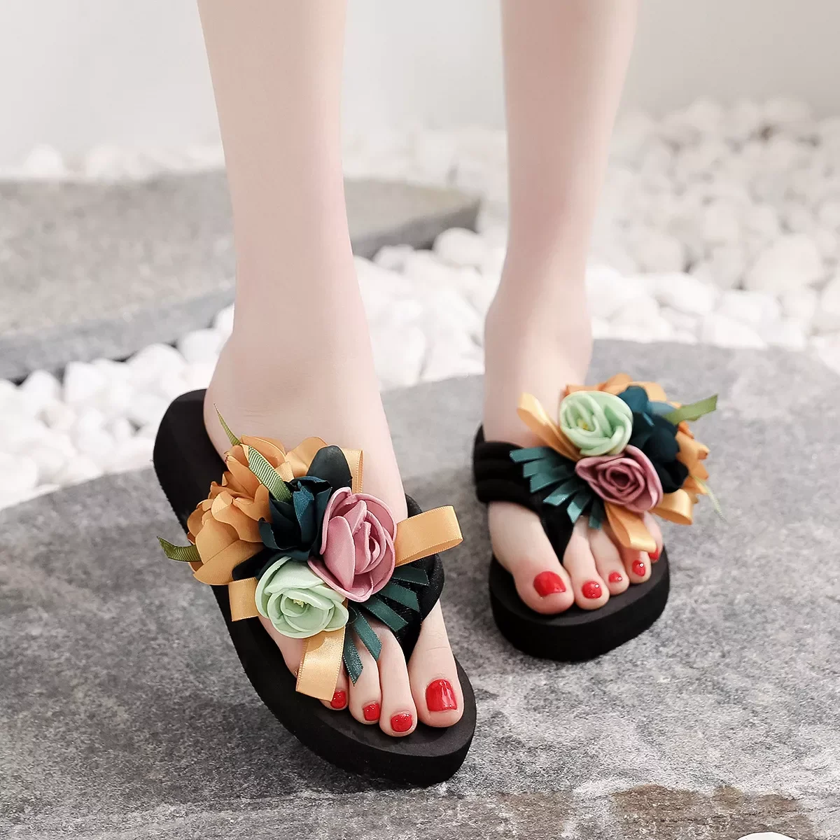 2023New female seaside resort wedge flip flops sandals in the summer new fashion to wear flowers
2023New female seaside resort wedge flip flops sandals in the summer new fashion to wear flowers