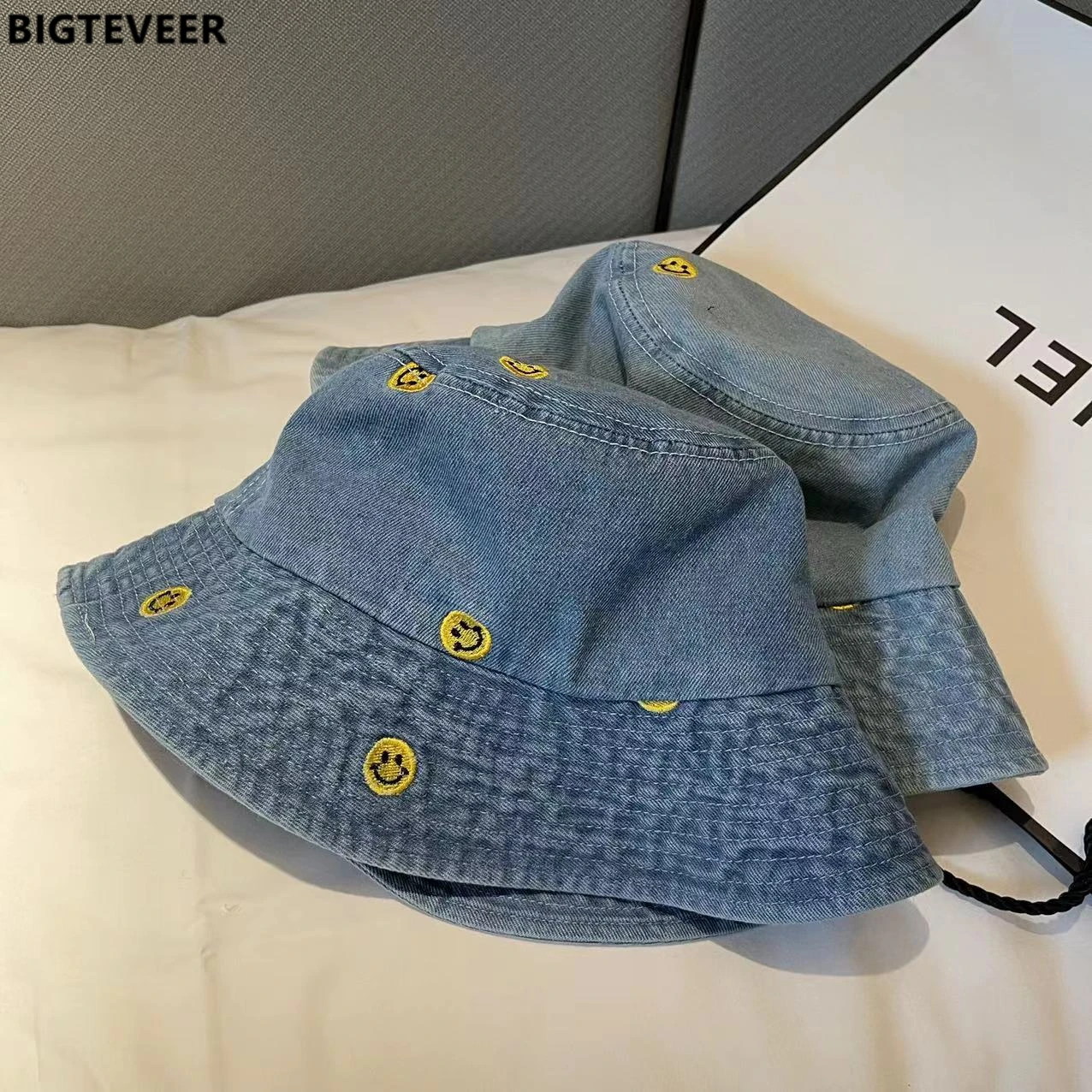 Fashion Embroidered Denim Men's Women's Bucket Hat Smiley Cute Brand Trend Couples Hat Outdoor Sunscreen Casual Women Bucket Hat
Fashion Embroidered Denim Men's Women's Bucket Hat Smiley Cute Brand Trend Couples Hat Outdoor Sunscreen Casual Women Bucket Hat