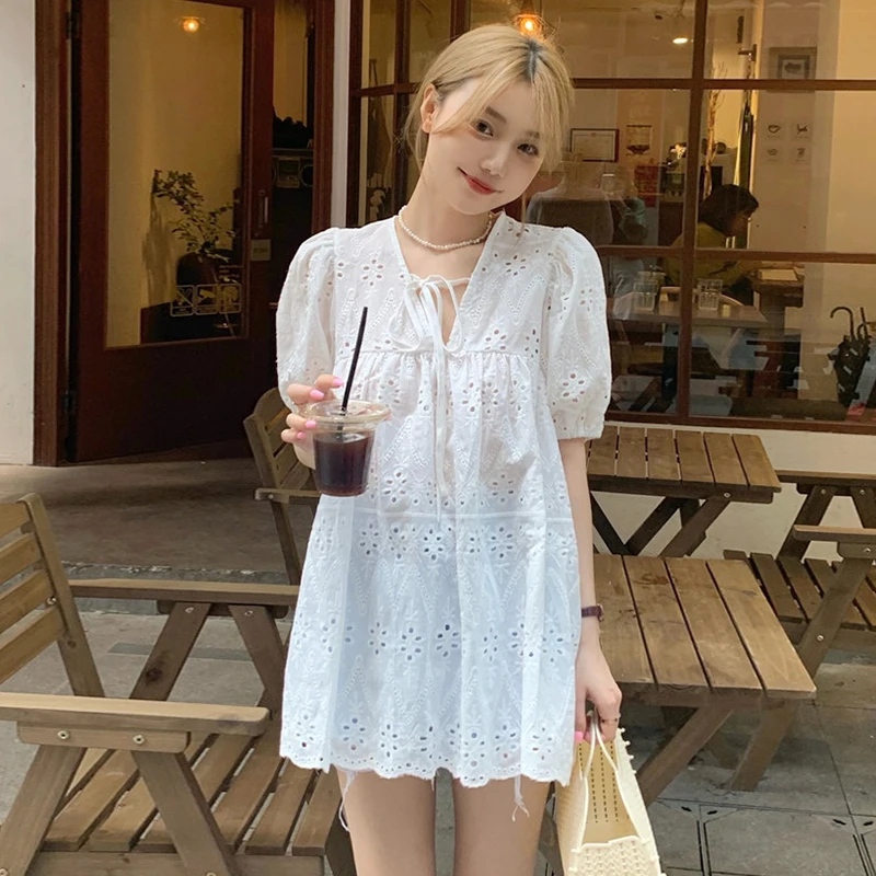 V-neck hollow white shirt skirt women's summer 2022 new design sense niche super fairy long lace top
V-neck hollow white shirt skirt women's summer 2022 new design sense niche super fairy long lace top
