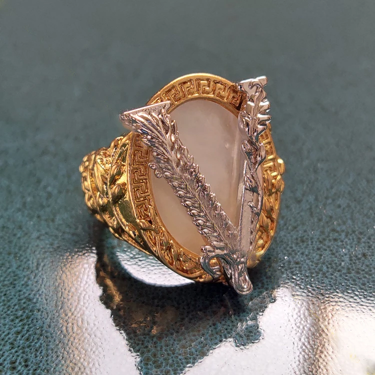 Brand Designer Jewelry White Fritillaria Gold And Silver Double Color Thick Carving Decorative Pattern Ring Women Top Quality
Brand Designer Jewelry White Fritillaria Gold And Silver Double Color Thick Carving Decorative Pattern Ring Women Top Quality