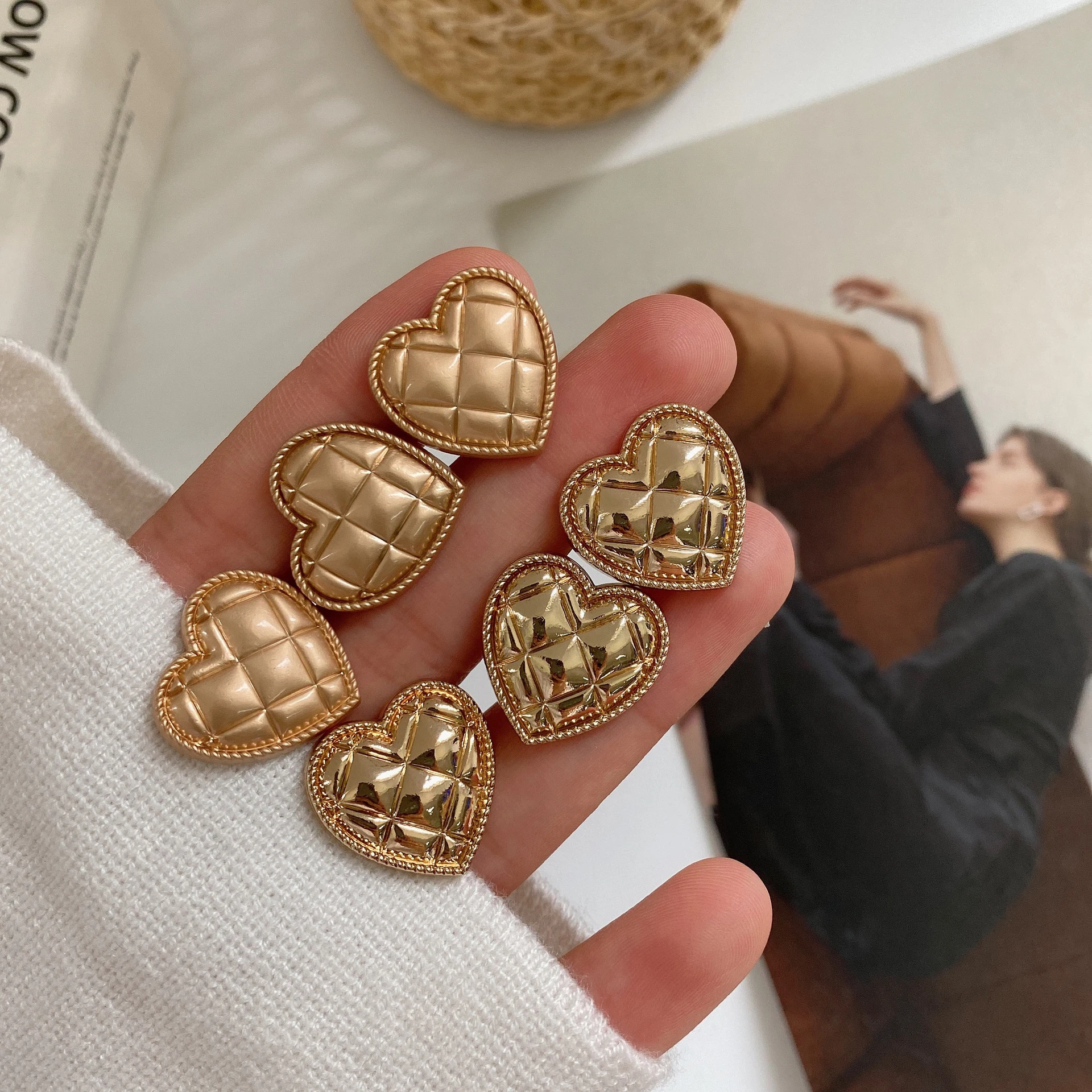 10pcs/lot Creative Heart Shaped Metal Buttons Women's Clothing Gold Hand Sewing Accessories Shirt Decorative Button
10pcs/lot Creative Heart Shaped Metal Buttons Women's Clothing Gold Hand Sewing Accessories Shirt Decorative Button
