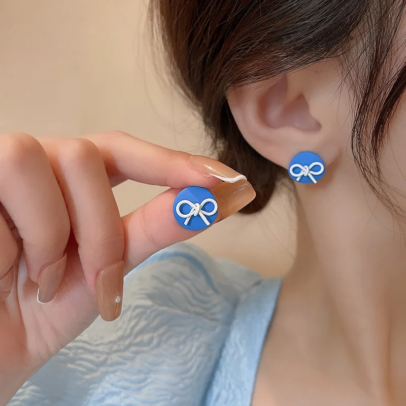 Серебряные Простые ярко-голубые серьги-иглы S925, Женские Геометрические универсальные характерные сетчатые серьги одинакового дизайна
Серебряные Простые ярко-голубые серьги-иглы S925, Женские Геометрические универсальные характерные сетчатые серьги одинакового дизайна