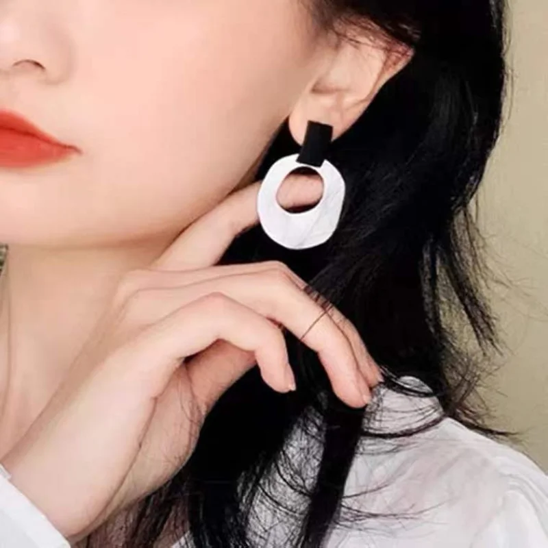 Korean Temperament Black and White Hit Color Circle Earrings Female New S925 Silver Needle Asymmetric Frosted Earring Trend
Korean Temperament Black and White Hit Color Circle Earrings Female New S925 Silver Needle Asymmetric Frosted Earring Trend